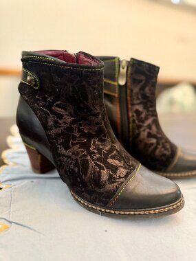 L'Artiste -Black/multi colored stitching
